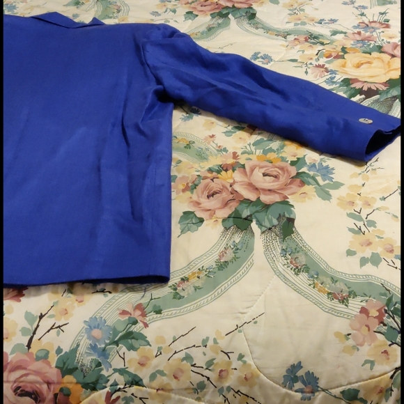 A Ladies Jacket - Picture 11 of 12